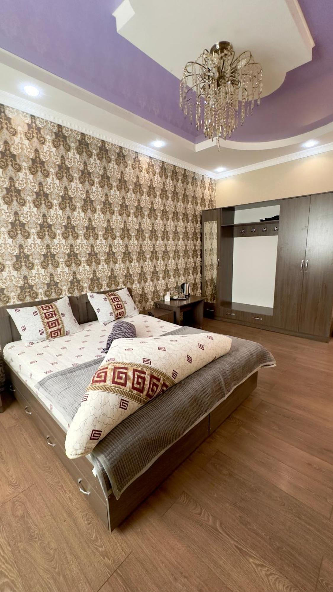 Lotos Hotell Bishkek Exteriör bild
